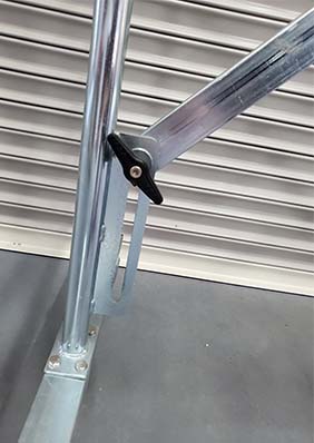 伸縮式パネルフィットスタンドの幅を調節した後にロックする部分